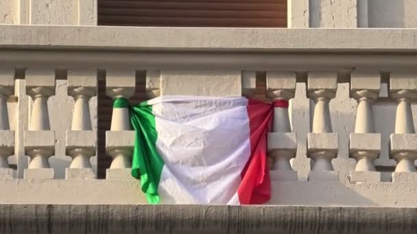 İtalya için balkonda İtalyan bayrağı - Video, Çekim