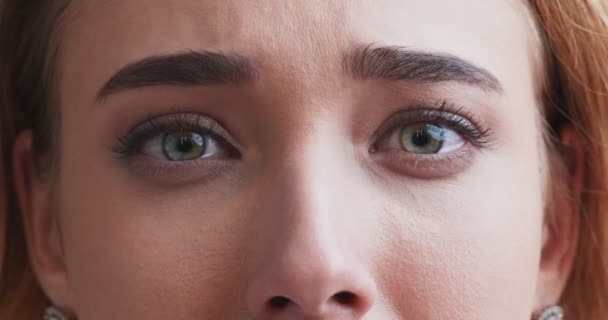 close up portret van trieste vrouw met natte ogen - Video
