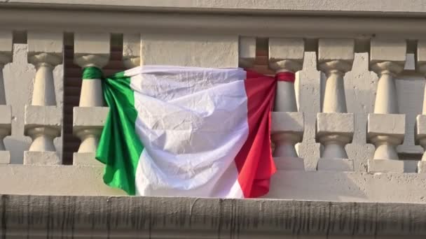 Ιταλική σημαία στο μπαλκόνι για την Ιταλία - Πλάνα, βίντεο