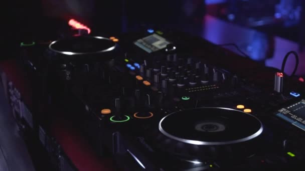 Close-Up of Dj Mixer Controller Desk in Night Club Disco Party. DJ Ruky dotýkající se tlačítek a posuvníků - Záběry, video