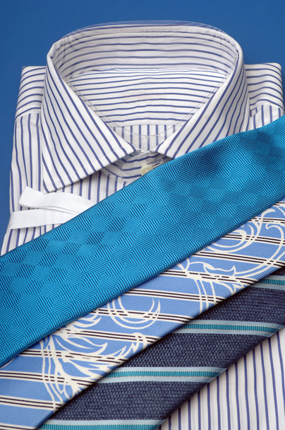 különböző színű nyakkendők feküdjön egy ing - Fotó, kép