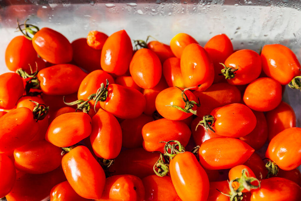 свіжі вишневі помідори в скляній мисці
 - Фото, зображення