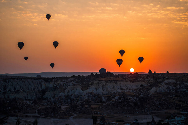 Zonsopkomst in Cappadocië Turkije. Ballonnen met warme lucht in Goreme vallei. Vlucht boven de bergen. reisbestemming. Kleurrijke ballon. - Foto, afbeelding