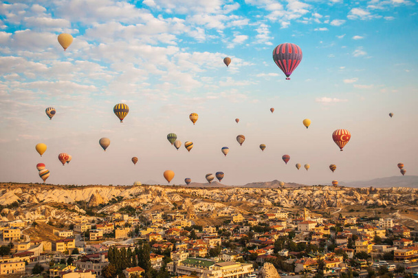 Wschód słońca w Cappadocia Turcja. Balony na ogrzane powietrze w dolinie Goreme. Lot nad górami. cel podróży. Kolorowy balon. - Zdjęcie, obraz