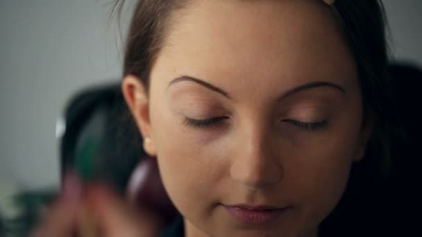 Eyebrow Makeup - Materiaali, video