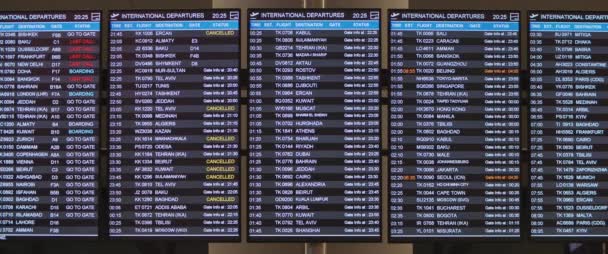 Информация о рейсе отображается на борту аэропорта Стамбула, устойчивый широкий снимок. Медленное движение, BMPCC 4K
 - Кадры, видео
