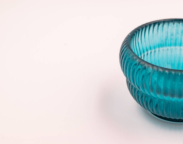 Foto de primer plano de un elemento moderno, minimalista de la decoración del hogar de cristal azul, titular de la vela
 - Foto, imagen