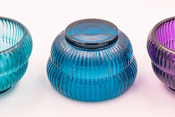 Close-up-Foto von drei modernen, minimalistischen blauen und lila Glas Wohnaccessoires, Kerzenständer - Foto, Bild