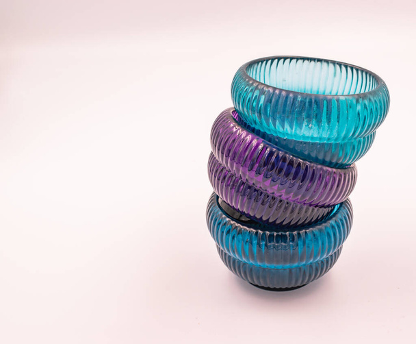 Close-up-Foto von drei modernen, minimalistischen blauen und lila Glas Wohnaccessoires, Kerzenständer - Foto, Bild