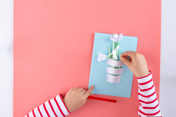 papír kézműves anyák napi kártya, gyerekek, hogy papír virágok lépés 5 - Fotó, kép