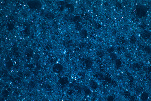 Kuchyňská houba v modré barvě používaná hlavně na mytí nádobí, v detailním záběru. - Fotografie, Obrázek