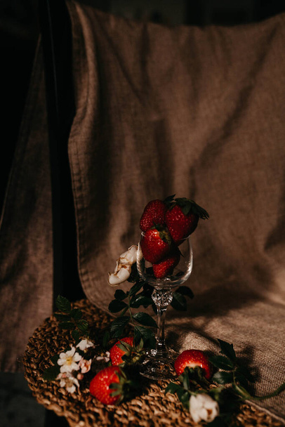 fragole in un bicchiere con fiori
 - Foto, immagini
