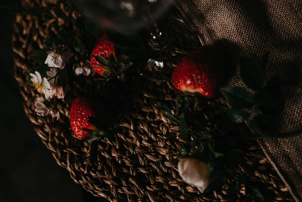 Erdbeeren auf einer Weidenserviette von oben.  - Foto, Bild