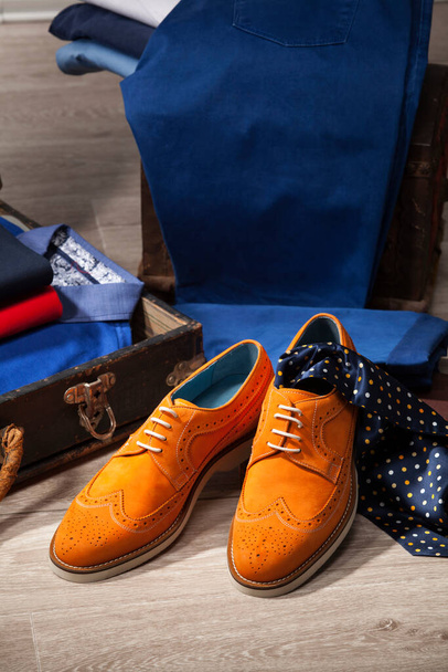 Accessori uomo scarpe, papillon, cravatte, cinture, gioielli, portafogli e confezioni regalo per l'inverno
. - Foto, immagini