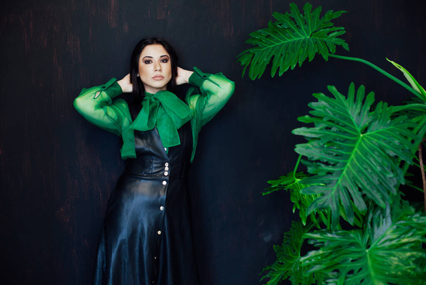 Schöne modische orientalische Brünette Frau in schwarz-grünem Kleid - Foto, Bild
