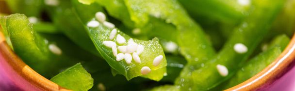 conceito panorâmico de sésamo em pimentas verdes na tigela
 - Foto, Imagem