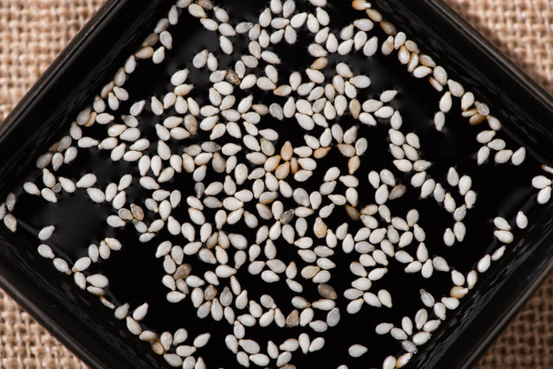 Top näkymä valkoinen seesami suolainen soijakastike
  - Valokuva, kuva