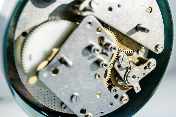механізм старого механічного годинника
 - Фото, зображення