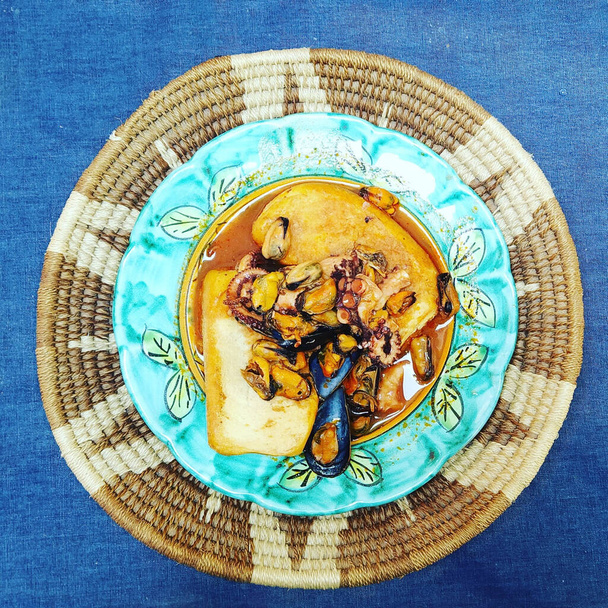 Soupe du Jeudi Saint, plat typique de Pâques de la cuisine napolitaine avec moules et fraîcheur
 - Photo, image