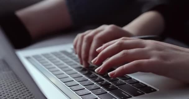vrouwelijke handen typen op laptop toetsenbord. Een close-up. thuissfeer. - Video