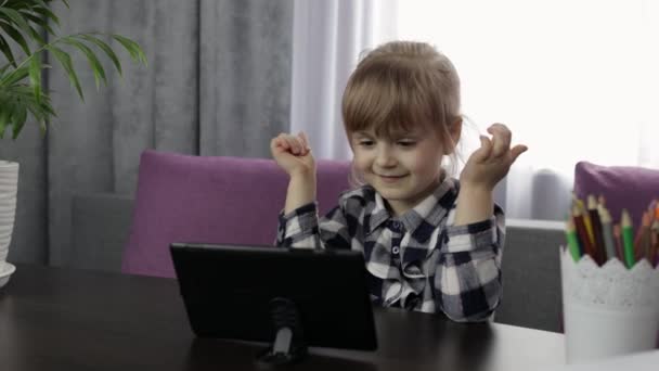 Fille faisant des devoirs en ligne à l'aide d'un ordinateur tablette numérique. Enseignement à distance
 - Séquence, vidéo