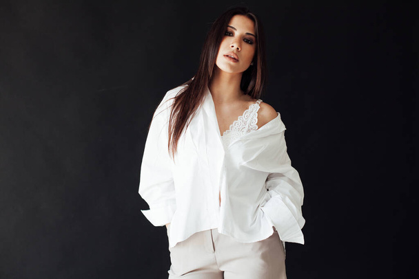 Portrait d'une belle femme brune orientale à la mode en short et chemise blanche
 - Photo, image