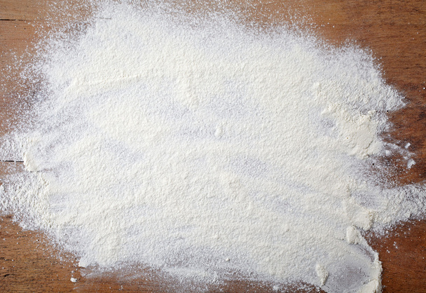 białej mąki na drewnianym stole - Zdjęcie, obraz