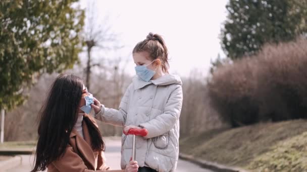 Mother and daughter are wearing disposable masks - Záběry, video