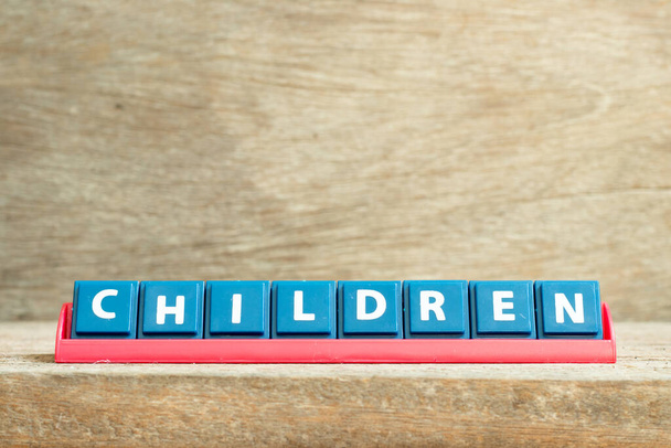 Tile letter on red rack in word children on wood background - Foto, Bild