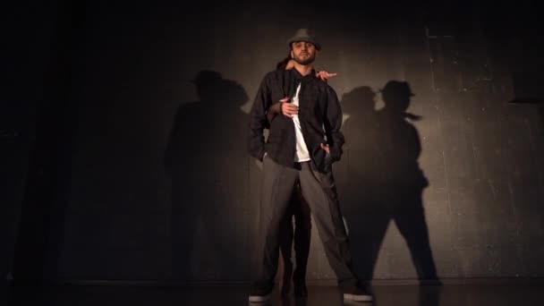 Kvalifikovaní tanečníci hrají hip-hop na studiovém pódiu na konkurzu - Záběry, video