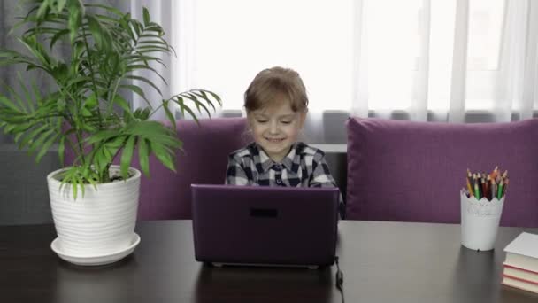 Chica estudiando tareas en línea usando computadora portátil digital. Educación a distancia
 - Metraje, vídeo