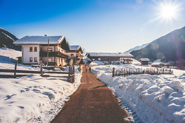 contraluz de la mañana en el camino de nieve de invierno - Vipiteno - provincia de Bolzano - Trentino Alto Adigio - Italia
 - Foto, imagen