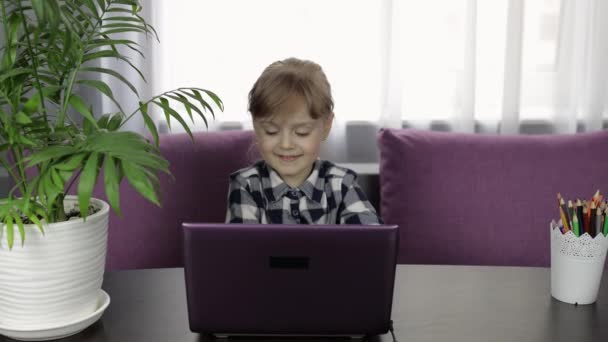 Chica estudiando lecciones en línea utilizando el ordenador portátil digital. Educación a distancia
 - Metraje, vídeo