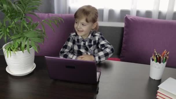 Dijital dizüstü bilgisayar kullanarak online ödev okuyan bir kız. Uzaklık eğitimi - Video, Çekim