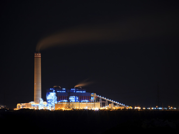 industria pesada en el polígono industrial y hermoso cielo dramático crepúsculo de un día de uso para la industria y el medio ambiente verde
 - Foto, Imagen