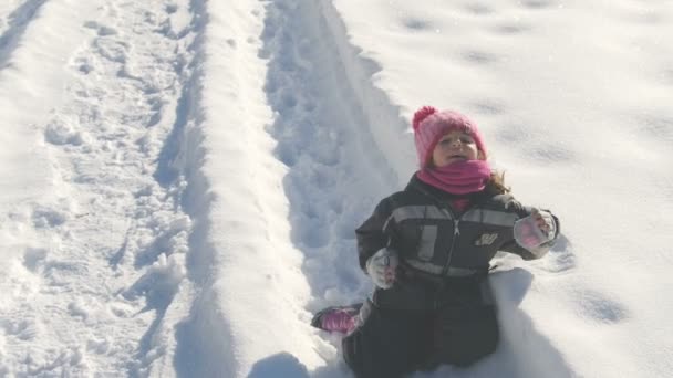 vyčerpané dítě fňukat na sněhu pozadí  - Záběry, video