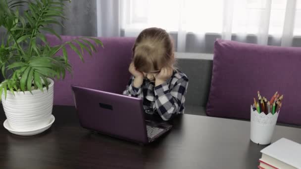 Menina aprendendo aulas on-line usando computador portátil digital. Ensino à distância
 - Filmagem, Vídeo