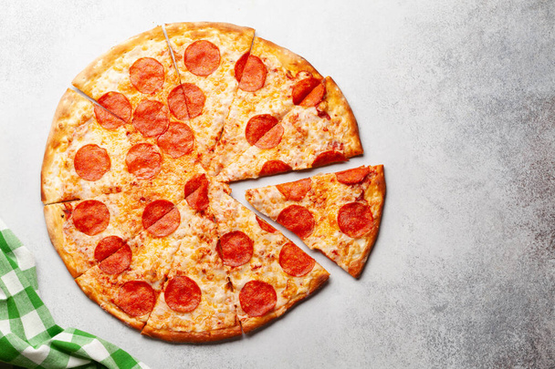 Lekkere pepperoni pizza met salami. Bovenaanzicht met kopieerruimte. Vlakke plaat - Foto, afbeelding