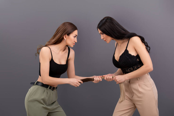 Due donne dividono tagli per estensioni di capelli. Trecce per capelli concetto
 - Foto, immagini