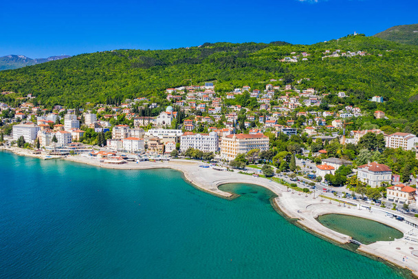 Hırvat kıyı şeridi, Kvarner 'deki güzel Opatija Riviera, popüler manzaralı turizm beldesi ve Slatina plajı manzarası - Fotoğraf, Görsel