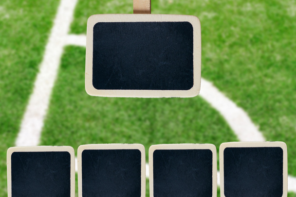 Pequeña pizarra enmarcada de madera en el campo de fútbol
 - Foto, imagen
