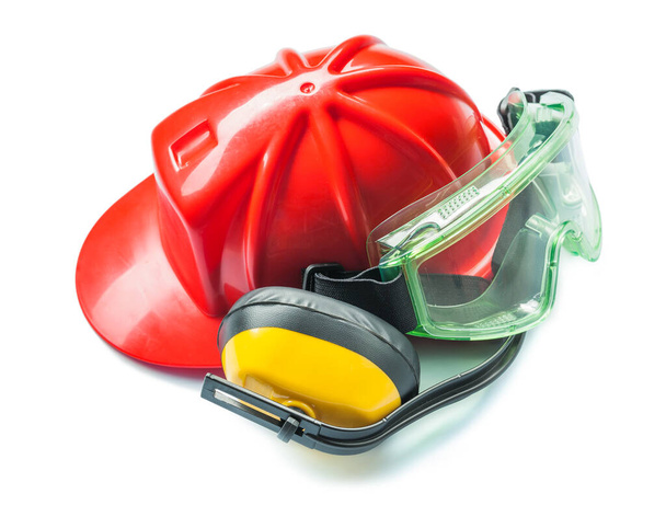 herramientas de construcción casco rojo auriculares amarillos y gafas verdes aislados sobre fondo blanco
 - Foto, Imagen
