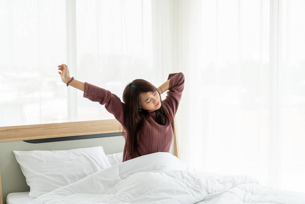 gyönyörű ázsiai nők az ágyban, és felébred reggel - Fotó, kép