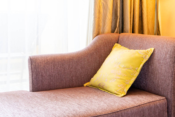 confortable decoración de almohadas en el sofá cama en el dormitorio del hotel
 - Foto, Imagen