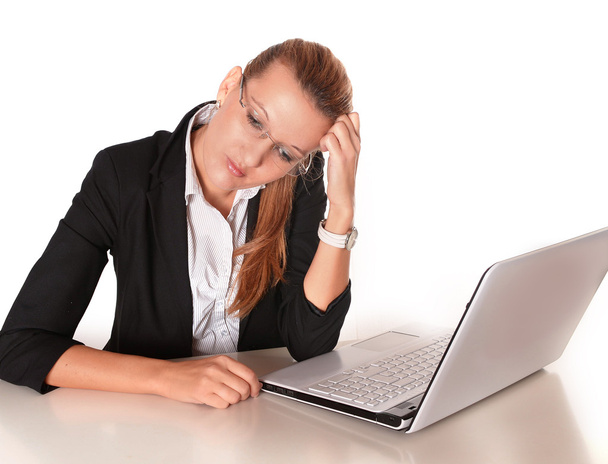Молодая привлекательная деловая женщина, работающая за компьютером
 - Фото, изображение