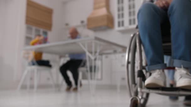 Tekerlekli sandalyede oturan engelli büyükannenin bacakları. - Video, Çekim