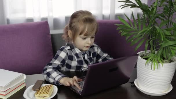 Chica aprendiendo lecciones en línea utilizando el ordenador portátil digital. Educación a distancia
 - Metraje, vídeo