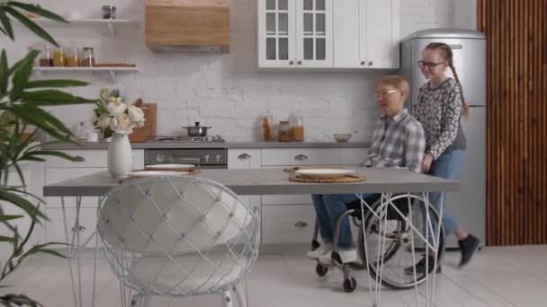 家のキッチンで朝食を持っている障害のある女性 - 映像、動画