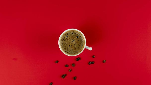Kahvi ja kahvipavut punaisella pohjalla
 - Valokuva, kuva