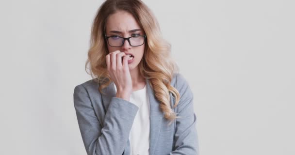 Worried, stressed young business woman biting her nails - Footage, Video